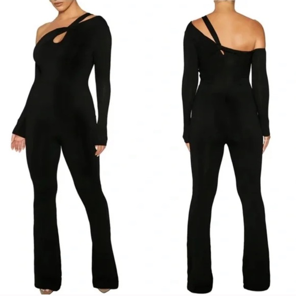 naked wardrobe Pants - Naked Wardrobe- Cut out one shoulder Jumpsuit in black- Size L